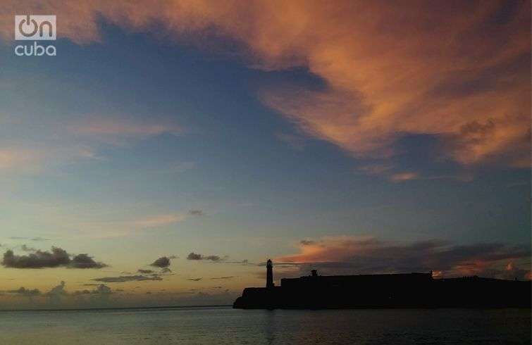 El Castillo de los Tres Reyes del Morro, en la distancia. Foto: Otmaro Rodríguez.