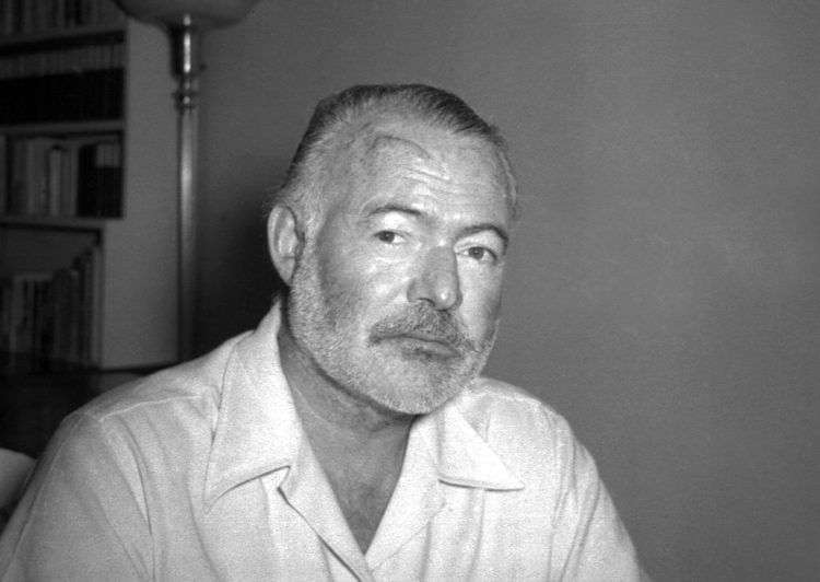El novelista Ernest Hemingway posa en su casa en San Francisco de Paula, cerca de La Habana, el 21 de agosto de 1950. Foto: AP.