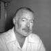 El novelista Ernest Hemingway posa en su casa en San Francisco de Paula, cerca de La Habana, el 21 de agosto de 1950. Foto: AP.