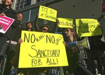 Manifestantes proinmigrantes sostienen letreros frente a un tribunal en San Francisco en abril de 2017. Foto: Haven Daley / AP.