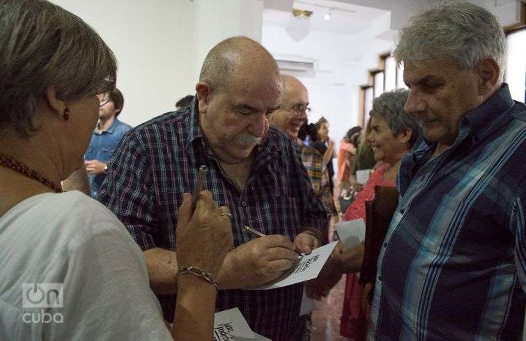 Juan Padrón firma autógrafos en la apertura de su exposición personal "Tan fiero como lo pintan", en la Galería Servando Cabrera. Foto: Otmaro Rodríguez.
