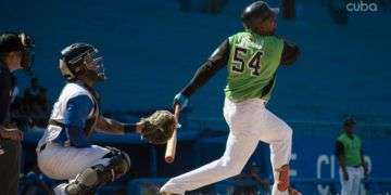 Juan Miguel Soriano, de Cienfuegos, conecta una batazo en un partido frente a Industriales, en el estadio Latinoamericano. Foto: Otmaro Rodríguez.