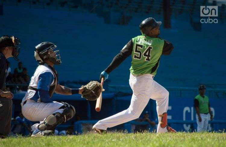 Juan Miguel Soriano, de Cienfuegos, conecta una batazo en un partido frente a Industriales, en el estadio Latinoamericano. Foto: Otmaro Rodríguez.