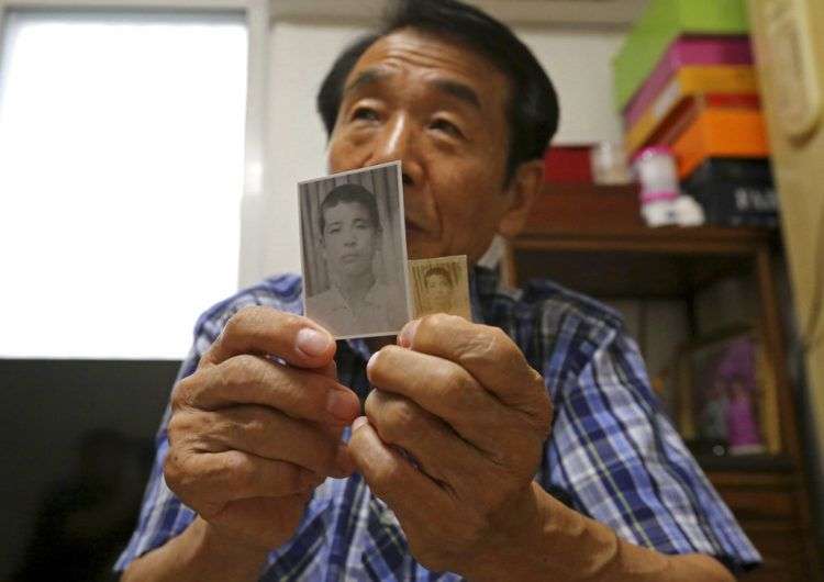 En esta imagen, tomada el 17 de agosto de 2018, Lee Soo-nam, de 76 años, muestra fotos de su hermano Ri Jong Song, que está en Corea del Norte, durante una entrevista en su casa de Seúl, Corea del Norte. Los hermanos volverán a verse después de décadas gracias a las reuniones familiares auspiciadas por las dos naciones. Foto: Ahn Young-joon / AP.
