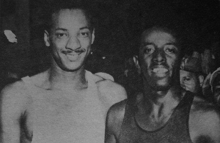 El velocista cubano Rafael Fortún (derecha) junto a uno de sus mayores rivales, el panameño Lloyd La Beach. Foto: Recorte de prensa de la época / Archivo del autor.