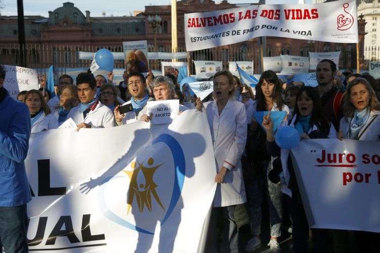 En esta imagen, tomada el 15 de julio de 2018, médicos protestan contra la legalización del aborto frente a la Casa Rosada, en Buenos Aires, Argentina. Cientos de médicos se manifestaron en contra del proyecto de ley para legalizar y despenalizar el aborto, que se encamina a ser debatido por el Senado. Foto: Jorge Saenz / AP.