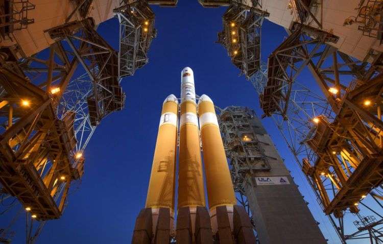 La Mobile Service Tower se aparta para mostrar el cohete United Launch Alliance Delta IV Heavy con la sonda solar Parker a bordo en el complejo de lanzamiento 37 de la estación de la Fuerza Aérea en Cabo Cañaveral, Florida. Foto: Bill Ingalls / NASA vía AP.
