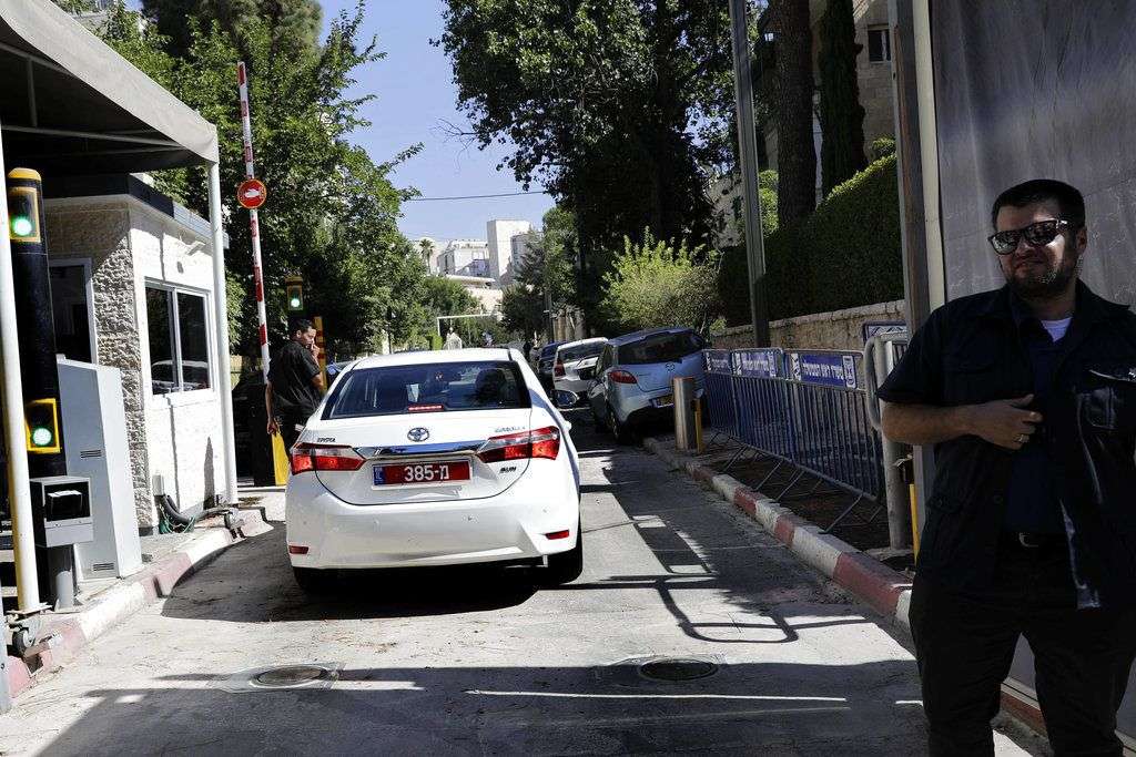 Un guardia de seguridad realiza labor de vigilancia a la llegada de los investigadores de la policía a la residencia del primer ministro israelí Benjamin Netanyahu, en Jerusalén, el viernes 17 de agosto de 2018. Foto: Tsafrir Abayov / AP.
