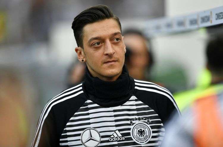 El mediocampista alemán Mesut Ozil se prepara para el partido amistoso entre Alemania y Arabia Saudí en la BayArena en Leverkusen, junio de 2018. Foto: Martin Meissner / AP.