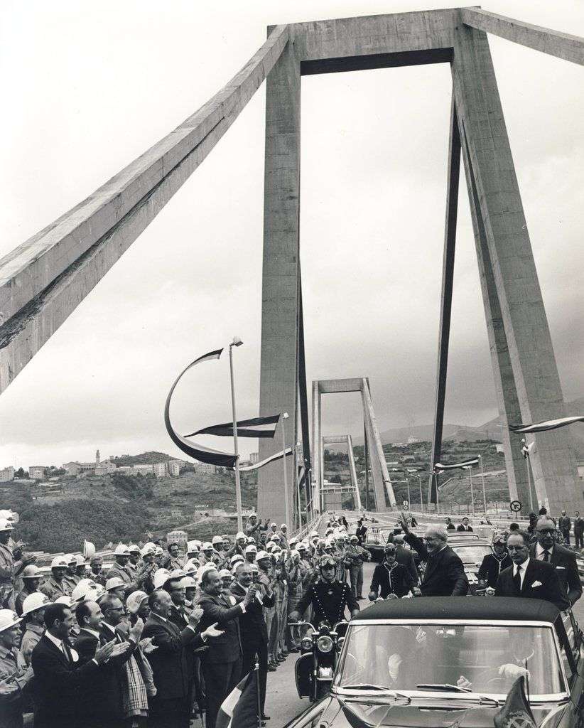 En esta fotografía del 4 de septiembre de 1967, el entonces presidente de Italia Giuseppe Saragat, parado en el auto saludando, inaugura el viaducto Polcevera, también conocido como el puente Morandi, después de ser construido en Génova, Italia. Foto: Autostrade per l'Italia vía AP.