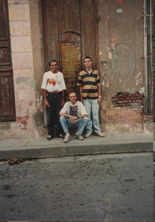 En la puerta de la vieja casa de Silverio (el de la izquierda en la foto de tres) estuvo por muchos años este texto: "El que necesite mi vida que pase por mi casa a recogerla, o mejor me encuentra en el trabajo, pensando en eso siempre la llevo conmigo". Rafael Alcides