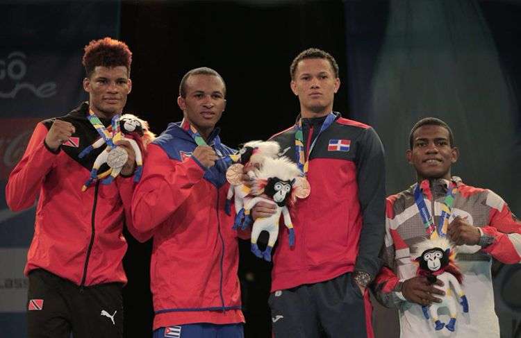 Lázaro Álvarez (2-izq) muestra su medalla de oro de los 60 kg en Barranquilla 2018, junto al resto de los premiados en su división. Foto: @Bquilla2018 / twitter.