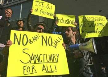 Manifestantes proinmigrantes sostienen letreros afuera de un tribunal en San Francisco, California. Foto: Haven Daley / AP / Archivo.