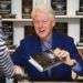 El presidente Bill Clinton sostiene una copia de “The President is Missing” en Book Revue, en Huntington, Nueva York. Foto: Scott Roth / Invision / AP / Archivo.