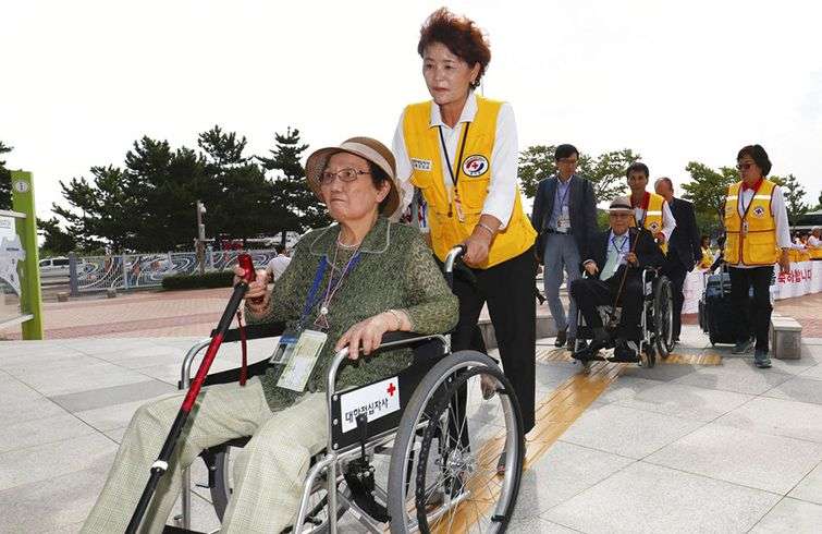 Ancianos surcoreanos parten hacia Corea del Norte para participar en reuniones con familiares que viven en ese país y a los que no ven desde hace años, este 20 de agosto de 2018. Foto: Korea Pool / Yonhap vía AP.