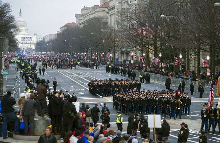Fotografía de archivo del desfile inaugural de la presidencia de Donald Trump desde el Capitolio a la Casa Blanca en Washington, el 20 de enero de 2017. Foto: Cliff Owen / AP / Archivo.