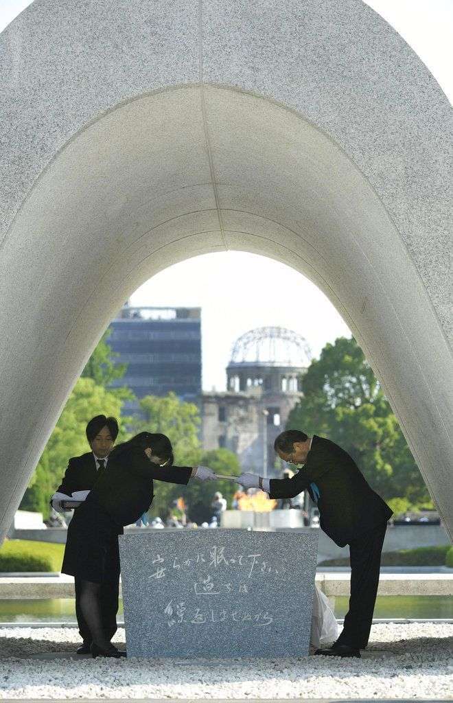 El alcalde de la ciudad de Hiroshima Kazumi Matsui, derecha, conmemora el 73ro aniversario del bombardeo atómico, el lunes 6 de agosto de 2018, en Japón. Foto: Yohei Nishimura/Kyodo News vía AP.