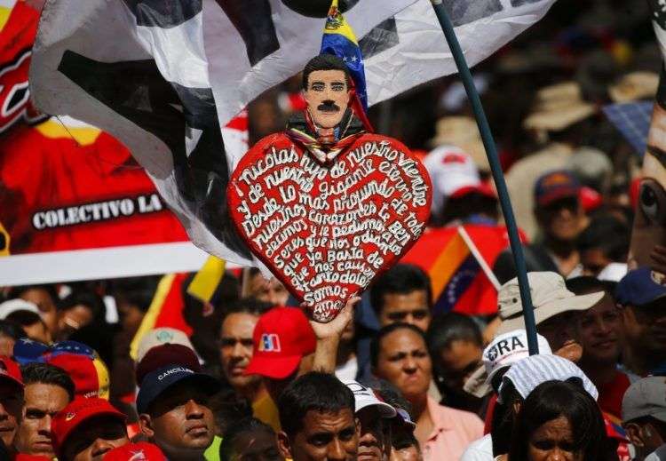 Simpatizantes del presidente venezolano Nicolás Maduro marchan al palacio presidencial en Caracas, Venezuela, el lunes 6 de agosto de 2018. Foto: Ariana Cubillos/AP.