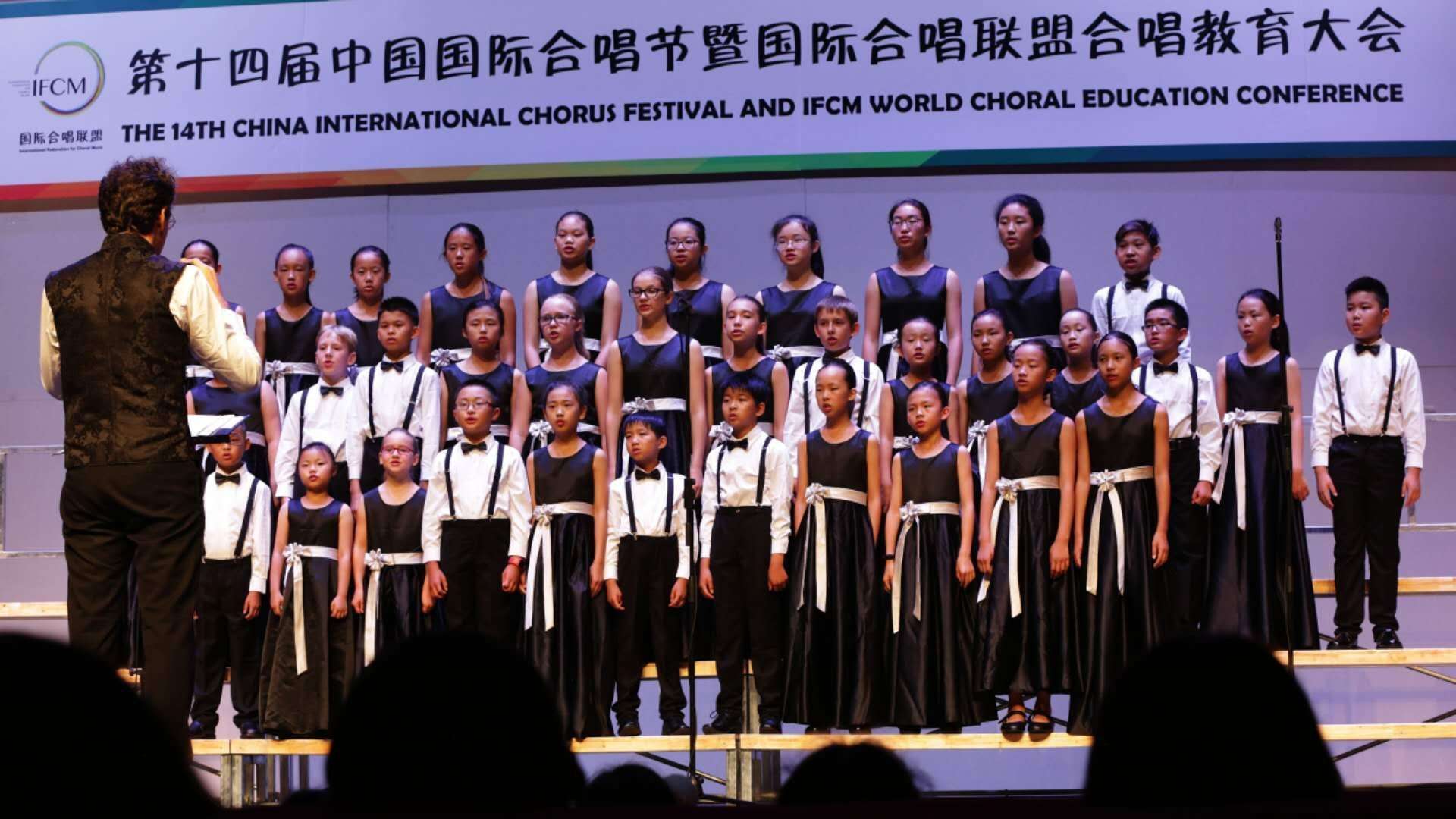 Antonio Llaca directing the Chinese Canadian Children’s Choir of Canada (C5) during a performance in the Tianquiao Performing Arts Center in Beijing. The C5 will perform in Havana directed by Llaca in March next year. Photo: Courtesy of the interviewee.