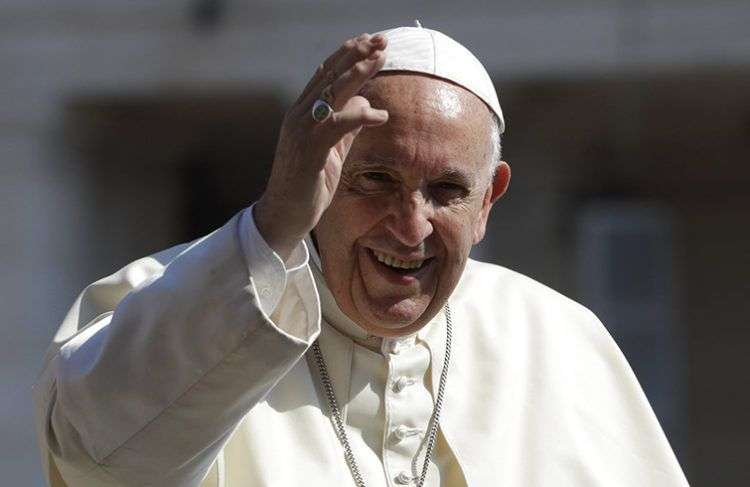 El papa Francisco saluda a los fieles en la Plaza de San Pedro, en el Vaticano. Foto: Alessandra Tarantino / AP / Archivo.