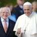 El presidente de Irlanda, Michael D. Higgins (izquierda) y el papa Francisco luego de la llegada del pontífice a la residencia presidencial en Dublín, Irlanda, el sábado 25 de agosto de 2018. Foto: Peter Morrison/AP.