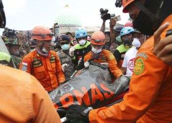 Trabajadores de los equipos de emergencias recuperan un cuerpo de la mezquita Jamiul Jamaah, que colapsó durante un sismo en Bangsal, en Lombok Norte, Indonesia. Foto: Tatan Syuflana / AP.