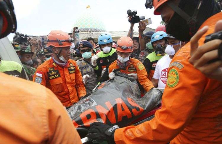 Trabajadores de los equipos de emergencias recuperan un cuerpo de la mezquita Jamiul Jamaah, que colapsó durante un sismo en Bangsal, en Lombok Norte, Indonesia. Foto: Tatan Syuflana / AP.