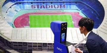 Un trabajador muestra unnuevo sistema de reconocimiento facial que será usado en los Juegos Olímpicos de Tokio 2020. Foto: Eugene Hoshiko / AP.