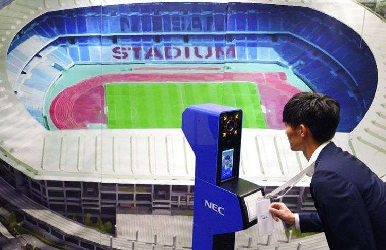 Un trabajador muestra unnuevo sistema de reconocimiento facial que será usado en los Juegos Olímpicos de Tokio 2020. Foto: Eugene Hoshiko / AP.