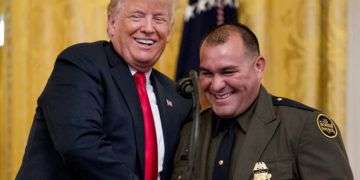 Donald Trump recibe al agente de la Patrulla Fronteriza Adrian Azaldua en el escenario de un evento de reconocimiento a los agentes de Aduana y Protección Fronteriza en la Casa Blanca este lunes 20 de agosto de 2018. Foto: Andrew Harnik / AP.