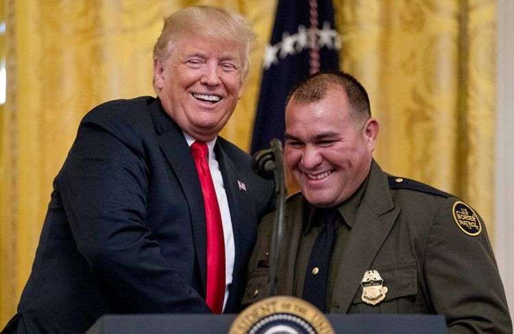 Donald Trump recibe al agente de la Patrulla Fronteriza Adrian Azaldua en el escenario de un evento de reconocimiento a los agentes de Aduana y Protección Fronteriza en la Casa Blanca este lunes 20 de agosto de 2018. Foto: Andrew Harnik / AP.