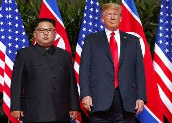 Esta foto del 12 de junio del 2018 muestra al presidente estadounidense Donald Trump y al líder norcoreano Kim Joong Un en la Isla Sentosa, en Singapur, durante la cumbre entre ambos mandatarios. Foto: Evan Vucci / AP / Archivo.