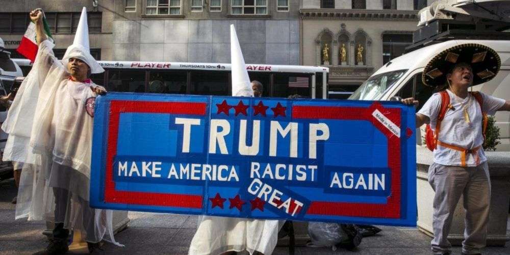 La protesta utilizaba una parodia del slogan de campaña de Trump.