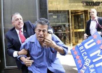 Efrain Galicia fue golpeado y maniatado por un guardia de seguridad de la torre Trump en Nueva York. Foto: UPI.