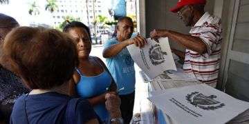 Varias personas hacen cola para comprar el Proyecto de Constitución de la República de Cuba el pasado martes 31 de julio del 2018, en La Habana, al comenzar la venta del tabloide con la propuesta de texto constitucional. Foto: Ernesto Mastrascusa / EFE.