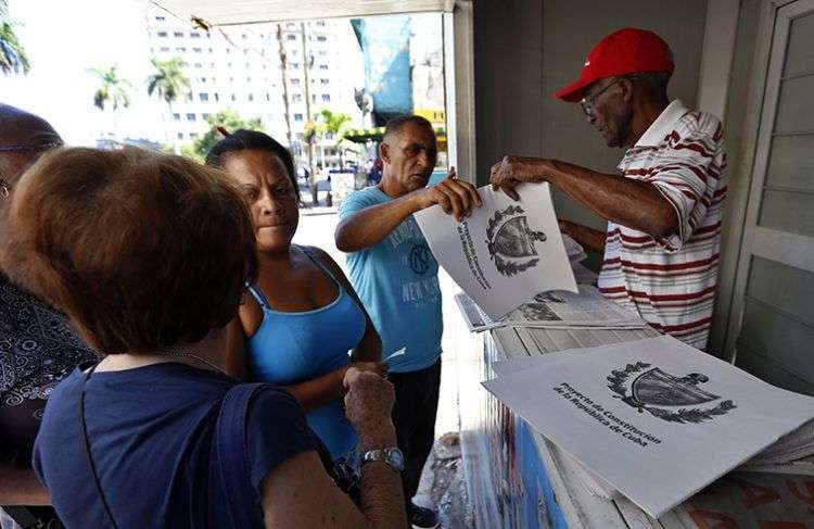 Varias personas hacen cola para comprar el Proyecto de Constitución de la República de Cuba el pasado martes 31 de julio del 2018, en La Habana, al comenzar la venta del tabloide con la propuesta de texto constitucional. Foto: Ernesto Mastrascusa / EFE.