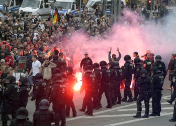 Manifestantes prenden petardos durante una manifestación en Chemnitz, Alemania, el lunes 27 de agosto de 2018. Foto: Jens Meyer / AP.