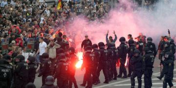 Manifestantes prenden petardos durante una manifestación en Chemnitz, Alemania, el lunes 27 de agosto de 2018. Foto: Jens Meyer / AP.