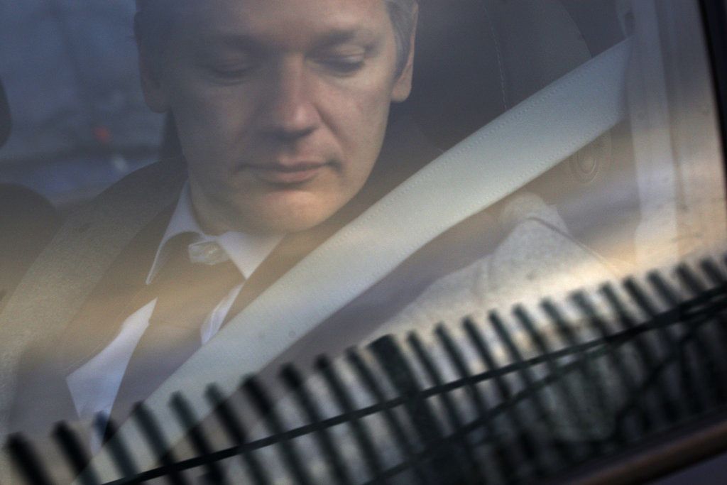 Julian Assange arriba a la Corte de Magistrados de Belmarsh en Londres para una audiencia de extradición, 11 de enero de 2011. Foto: Sang Tan / AP.