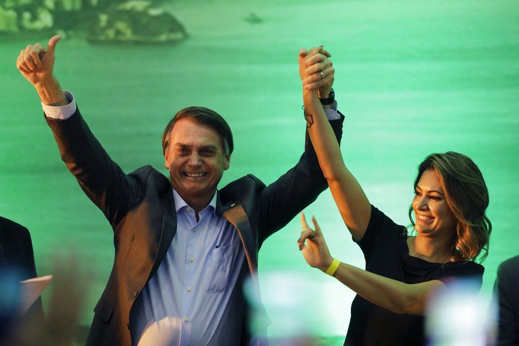 El candidato presidencial Jair Bolsonaro, acompañado de su esposa, Michelle, acepta la candidatura presidencial del Partido Social Liberal, durante un acto en Río de Janeiro, Brasil, el 22 de julio de 2018. Foto: Leo Correa / AP.