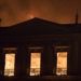 Un incendio consume el interior del Museo Nacional de Brasil, un museo histórico de 200 años, en Río de Janeiro, domingo 2 de septiembre de 2018. Foto: Leo Correa / AP.
