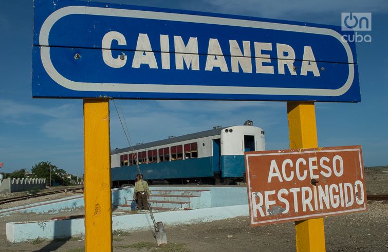 Cartel señalizador de la localidad de Caimanera, en la provincia cubana de Guantánamo. Foto: Otmora Rodríguez.