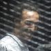 Mahmoud Abu Zaid, un fotoperiodista conocido como "Shawkan" y cuya detención ha sido denunciada por grupos de derechos humanos en su país y en el extranjero, es visto detrás de una malla metálica en un tribunal en El Cairo, el sábado 8 de septiembre de 2018. Foto: Roger Anis / AP.