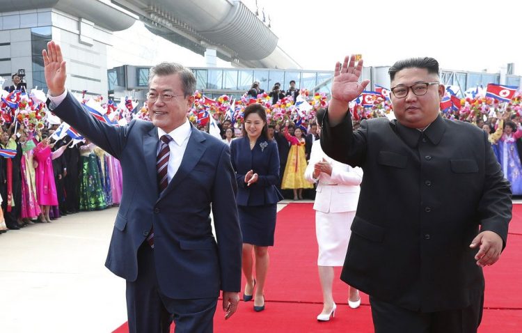 El presidente de Corea del Sur, Moon Jae-in, y el líder norcoreano, Kim Jong Un (derecha), en el aeropuerto internacional de Sunan en Pyongyang, Corea del Norte, el 18 de septiembre de 2018. Foto: Pyongyang Press Corps Pool vía AP / Archivo.