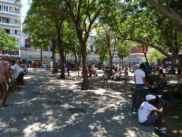 Parque "Fe del Valle", donde estuvo ubicada la tienda El Encanto, en Galeano y San Rafael, en Centro Habana. Hoy es una de las zonas wifi más concurridas de la capital. Foto: Angel Marqués Dolz.