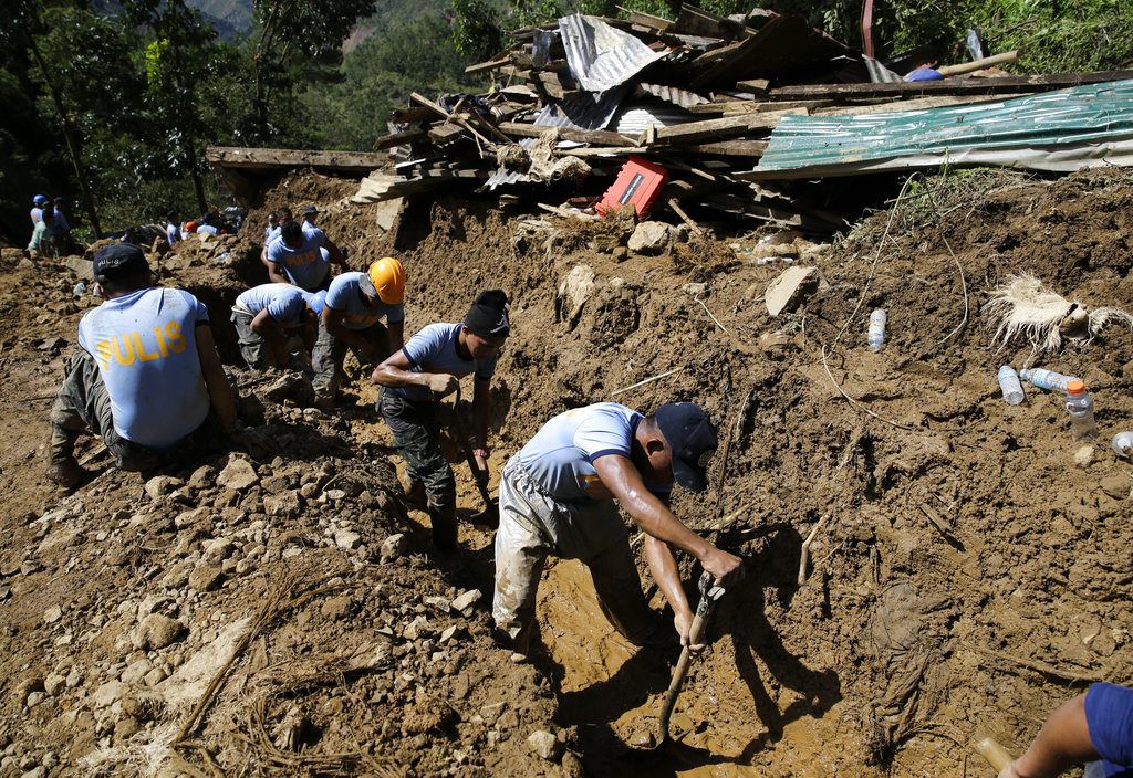 Rescatistas continuaban el lunes 17 de septiembre de 2018 con las labores para rescatar a las víctimas que quedaron enterradas bajo un deslizamiento provocado por el tifón Mangkhut, en la provincia norteña de Benguet, Filipinas. Foto: Aaron Favila / AP.