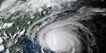 Un joven camina entre escombros luego del paso del huracán Florence en New Bern, Carolina del Norte este fin de semana. Foto: Gray Whitley / Sun Journal vía AP.