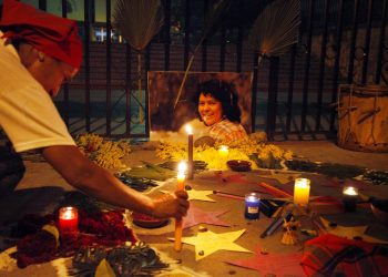 Ceremonia en honor de Berta Cáceres, ante la Corte Suprema en Tegucigalpa, Honduras, el domingo 16 de septiembre de 2018. El juicio a ocho hombres acusados del asesinato de Cáceres fue pospuesto esta semana. Foto: Fernando Antonio / AP.