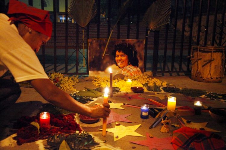 Ceremonia en honor de Berta Cáceres, ante la Corte Suprema en Tegucigalpa, Honduras, el domingo 16 de septiembre de 2018. El juicio a ocho hombres acusados del asesinato de Cáceres fue pospuesto esta semana. Foto: Fernando Antonio / AP.