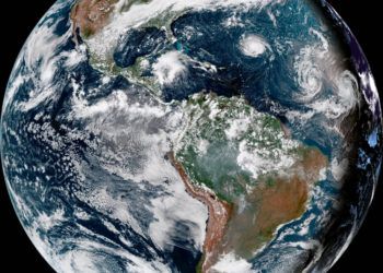 Huracán Florence, tercero desde la derecha, en el océano Atlántico el domingo, 9 de septiembre del 2018. A la derecha aparece la tormenta tropical Helene, y el segundo desde la derecha es la tormenta tropical Isaac. Foto: NOAA vía AP.